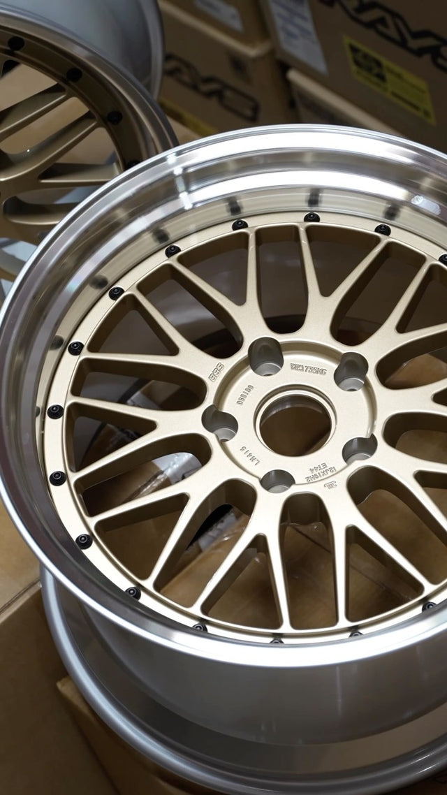 The signature 19” BBS LM for Porsche 997 Turbo in Gold 📣 Finished with factory Diamond Cut Lip. 100% factory assembly...
